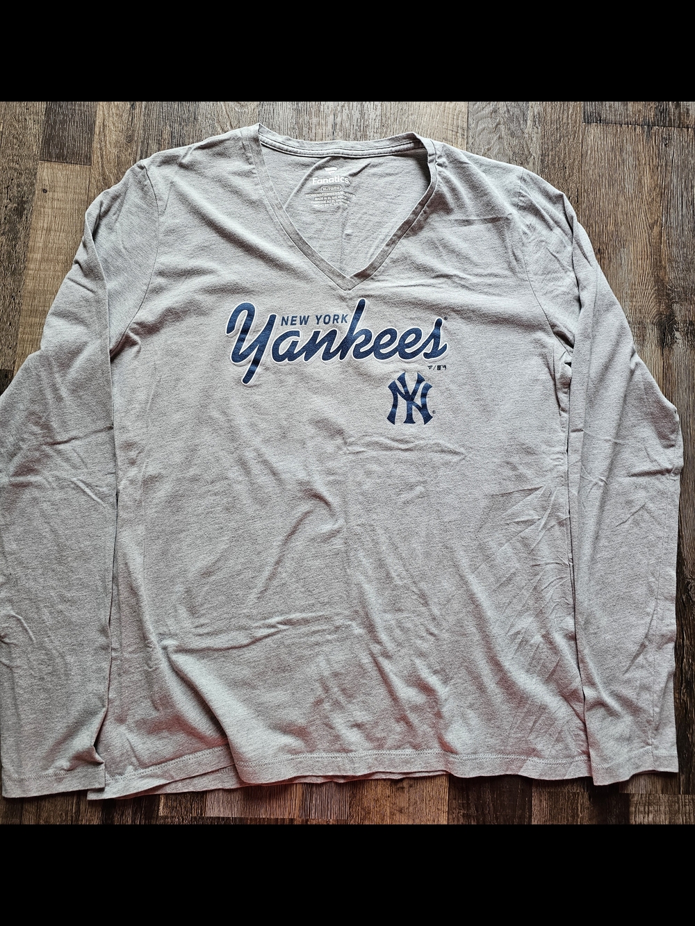 Fanatics Women's Light Gray New York Yankees Long Sleeve V-Neck Tee